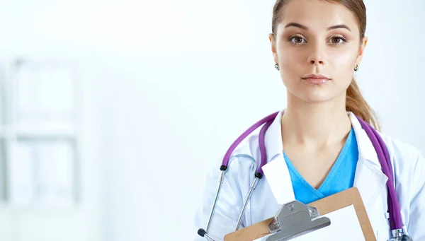 Femme médecin debout avec dossier à l'hôpital — Photo