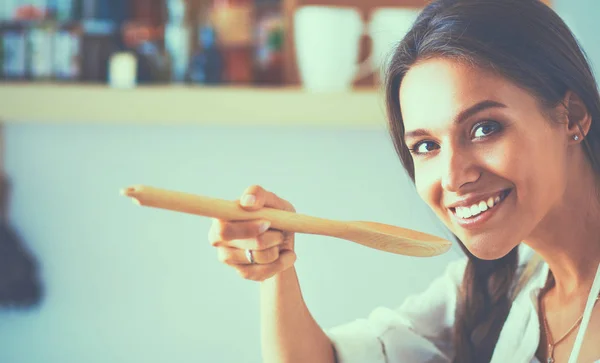 Matlagning kvinna i kök med träsked — Stockfoto