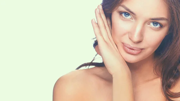 Retrato de cerca de la hermosa cara de mujer joven. Aislado sobre fondo blanco. —  Fotos de Stock