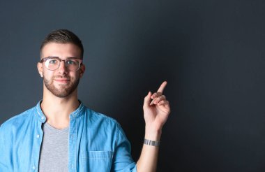 yukarı dönük gülümseyen genç bir adam portresi