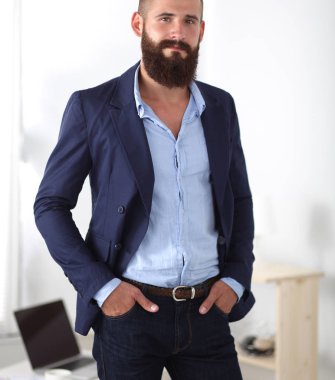 İş adamı veya Yöneticisi ayakta kolları olan office masasında karşı katlanmış