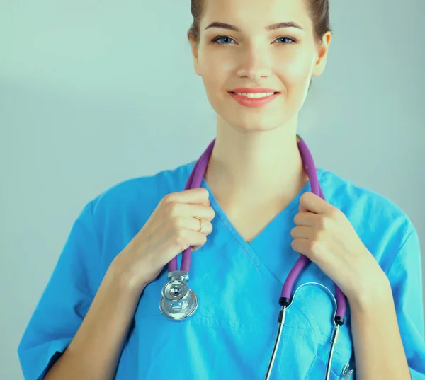 Glimlachende vrouwelijke arts in uniform in het ziekenhuis — Stockfoto