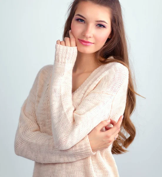 Mujer joven de pie, aislada sobre fondo gris —  Fotos de Stock