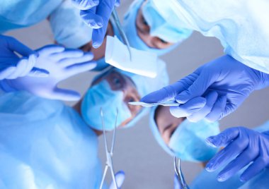 Ekip cerrahı ameliyathanede..