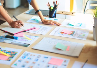 Genç kadın işkadını yakınındaki Danışma ofisi