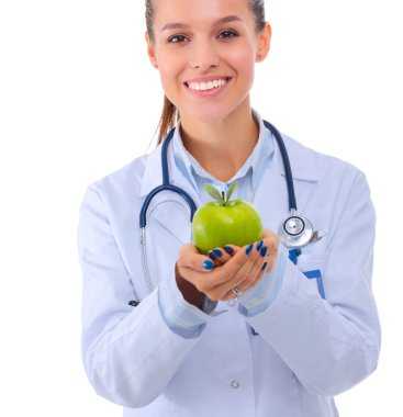 Yeşil elmalı gülümseyen kadın doktor.