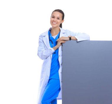 Boş reklam panosu olan kadın doktor..