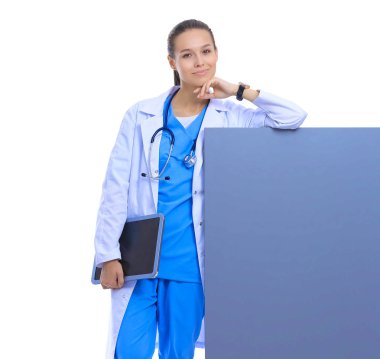 Boş reklam panosu olan kadın doktor..