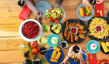 Üstten Görünüm grup yemek yiyorsunuz tahta masada otururken insan