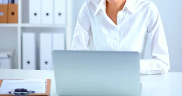 Jonge vrouw zit aan kantoor tafel met laptop — Stockfoto