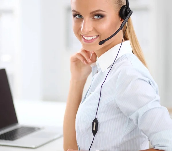 Retrato de primer plano de un agente de servicio al cliente sentado en la oficina — Foto de Stock