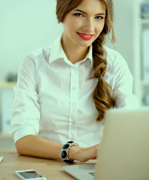 Jolie femme d'affaires assise sur le bureau dans le bureau — Photo