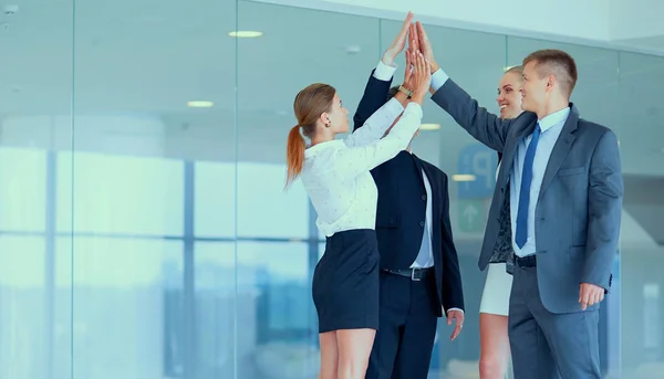 Επιχειρηματική ομάδα ενώνοντας τα χέρια μαζί στέκεται στο γραφείο — Φωτογραφία Αρχείου