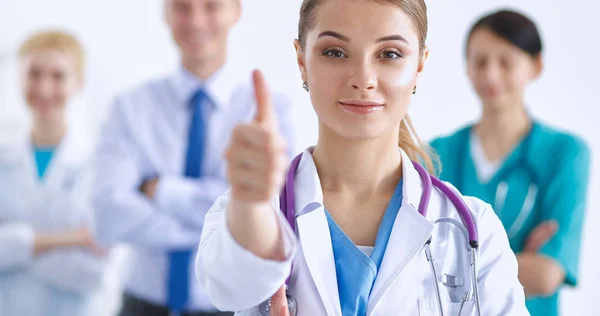 Joven feliz médico mujer mostrando los pulgares hacia arriba — Foto de Stock