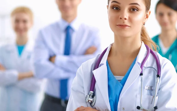 Médica atraente na frente do grupo médico — Fotografia de Stock