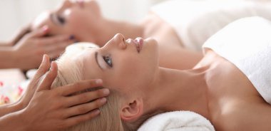 rahatlatıcı ve spa merkezinde zevk iki genç güzel kadın