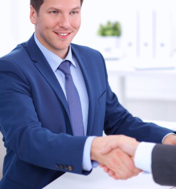 Ofiste dizüstü bilgisayarla çalışan iş adamları