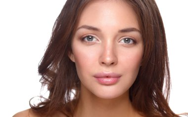 Güzel genç kadın yüzünün yakın portresi. Beyaz arkaplanda izole.