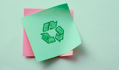 Beyaz arka plan üzerinde izole kağıt yeşil geri dönüşüm işareti