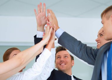 İş takım birlikte ofiste ayakta eller katılmadan