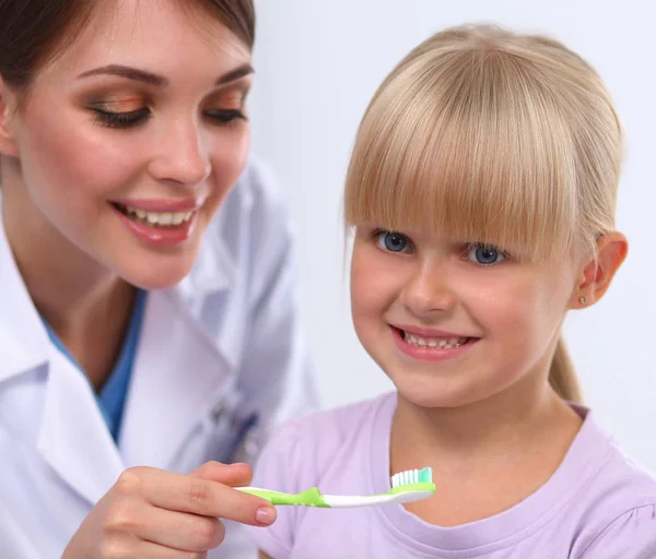 Dentista e bambina nello studio dentistico — Foto Stock