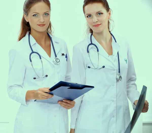 Duas mulheres enfermeira assistindo imagem de raios X, de pé no hospital — Fotografia de Stock