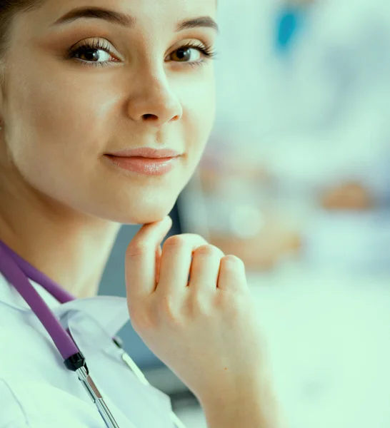 Équipe médicale assise à la table de l'hôpital moderne — Photo