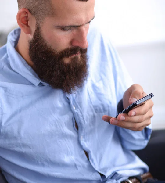 Närbild av en man med smarta mobiltelefon, isolerad på vit bakgrund — Stockfoto