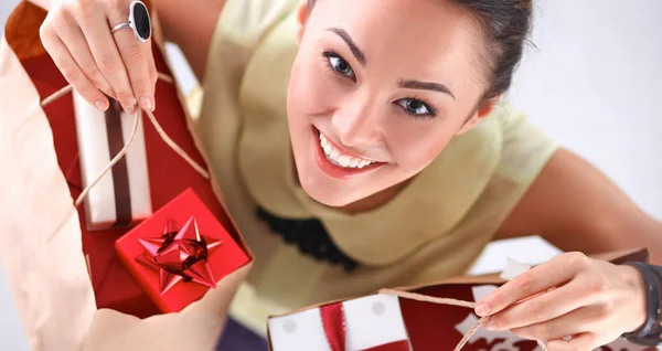 Mosolygó nő karácsonyi ajándékokkal — Stock Fotó