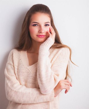 Beyaz arka plan üzerinde izole kadın kolları olan portresi geçti