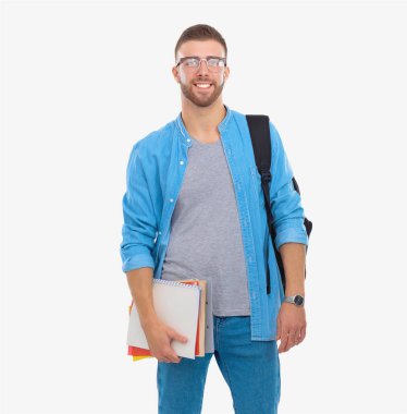 Beyaz arka plan üzerinde izole kitap tutan bir okul çantası ile erkek öğrenci