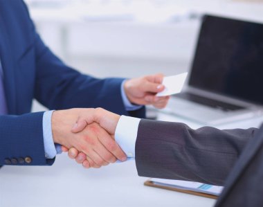 İş adamları el sıkışıyor, toplantıyı bitiriyor.