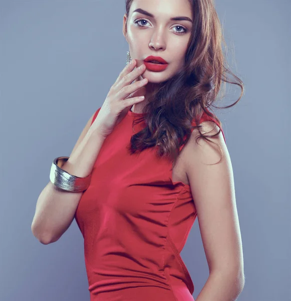 Bizi bekleyen bir kırmızı elbise giyen genç kadın — Stok fotoğraf