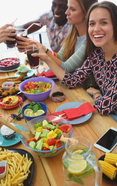 Pessoas com bebidas enquanto se sentam na mesa de jantar — Fotografia de Stock