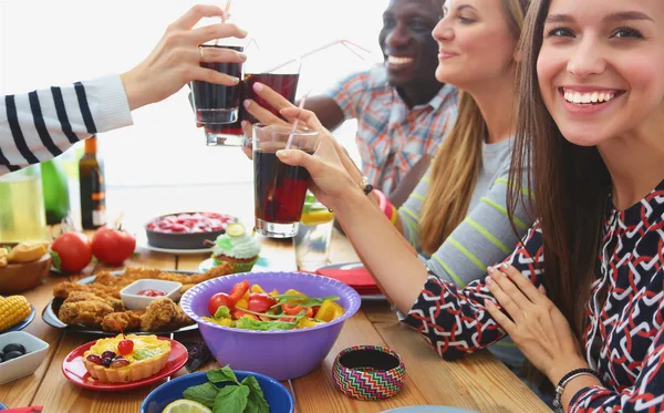 Lidé s pitím sedí u jídelního stolu — Stock fotografie