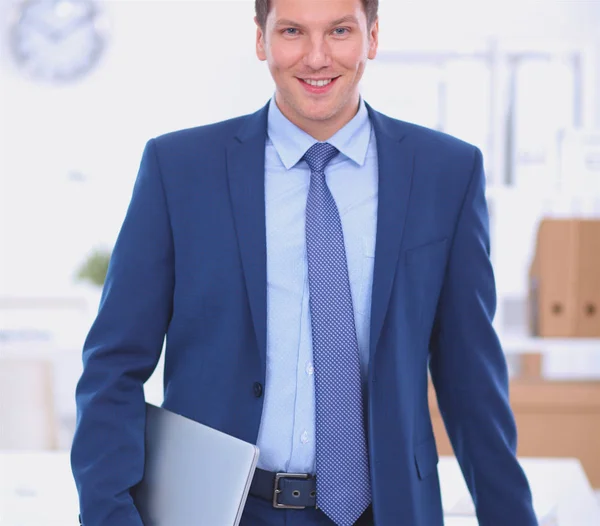 Деловой человек или менеджер, стоящий напротив своего стола в офисе — стоковое фото