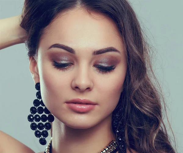 Retrato de una hermosa mujer con collar, aislado sobre fondo gris — Foto de Stock