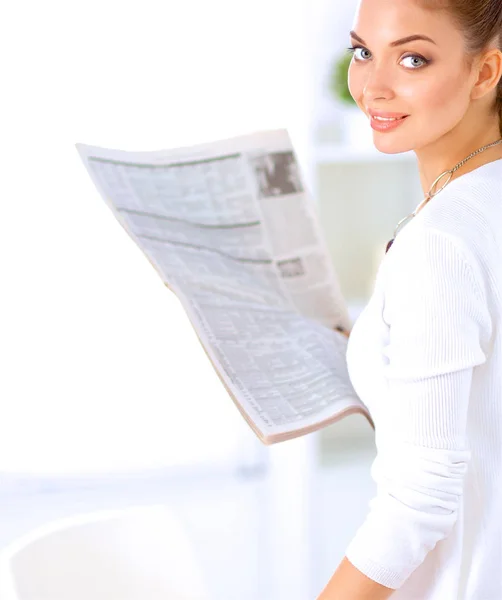 Nette Geschäftsfrau hält Zeitung am Schreibtisch im Büro — Stockfoto