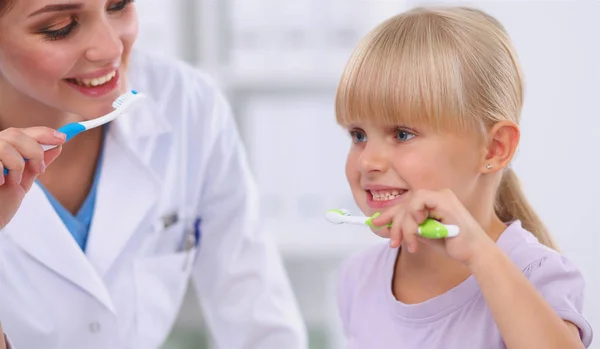 Zahnarzt und kleines Mädchen in der Zahnarztpraxis. — Stockfoto