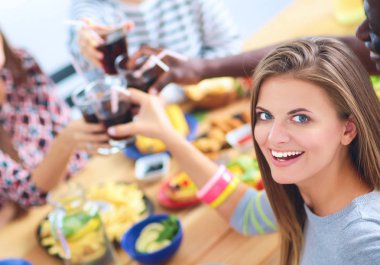 Yemek masasında içki içen insanlar.