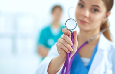 Steteskoplu kadın doktor hastanede bizi dinliyor.