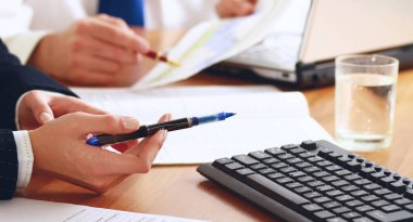 Kalemle boş not kağıdı