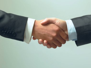 gri arka plan üzerinde izole el sıkışma