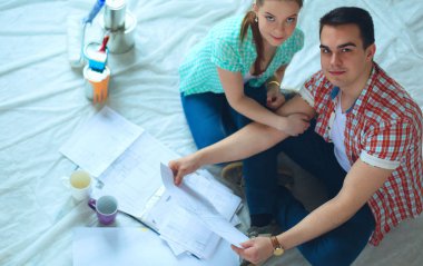 Genç çift daire planı ile katta oturan