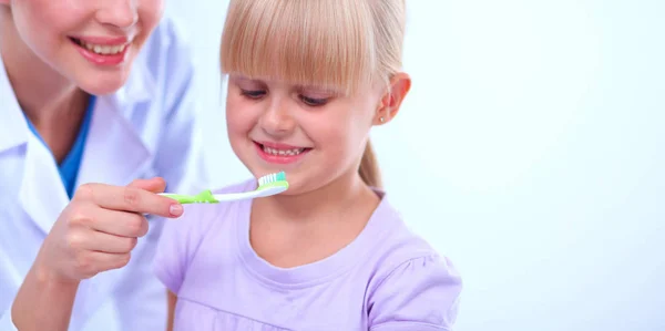 Dentysta i mała dziewczynka w biurze — Zdjęcie stockowe