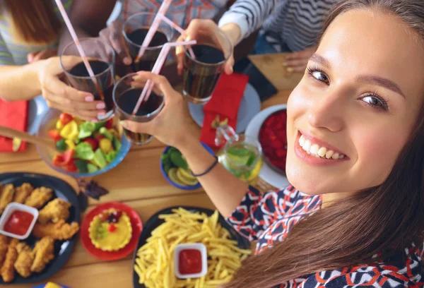 Gruppe macht Selfie während des Mittagessens — Stockfoto