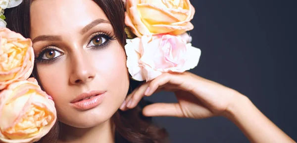 Portrait of a beautiful woman with flowers in her hair. Fashion — Stock Photo, Image