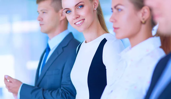 Gli uomini d'affari sorridenti applaudono una buona presentazione in ufficio — Foto Stock