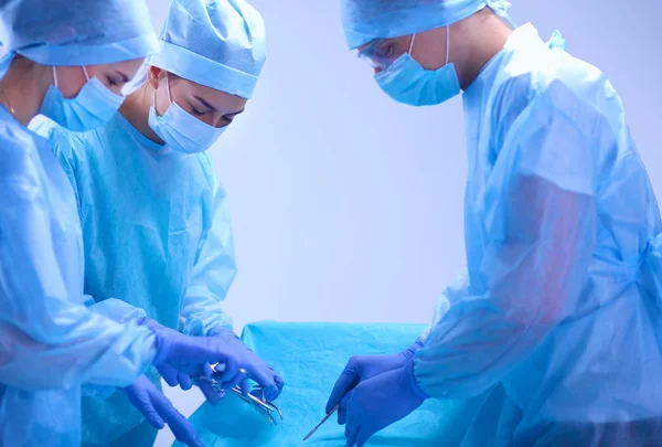 Teamchirurg aan het werk in de operatiekamer. — Stockfoto