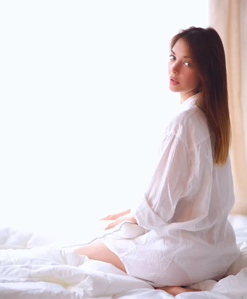 침실에 침대에 아름 다운 여자의 초상화 — 스톡 사진